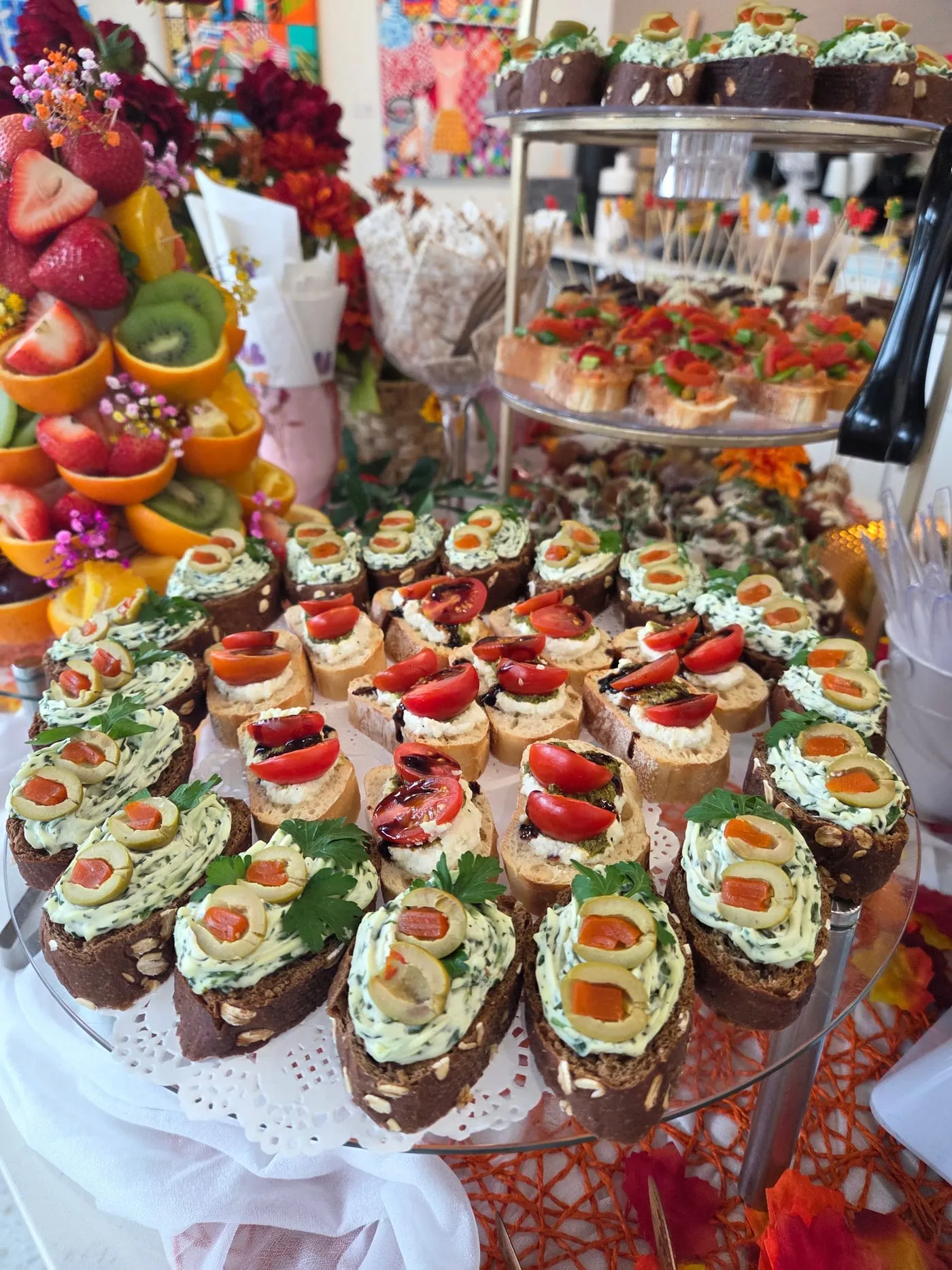 Whole-grain canapés with olives and cherry tomato